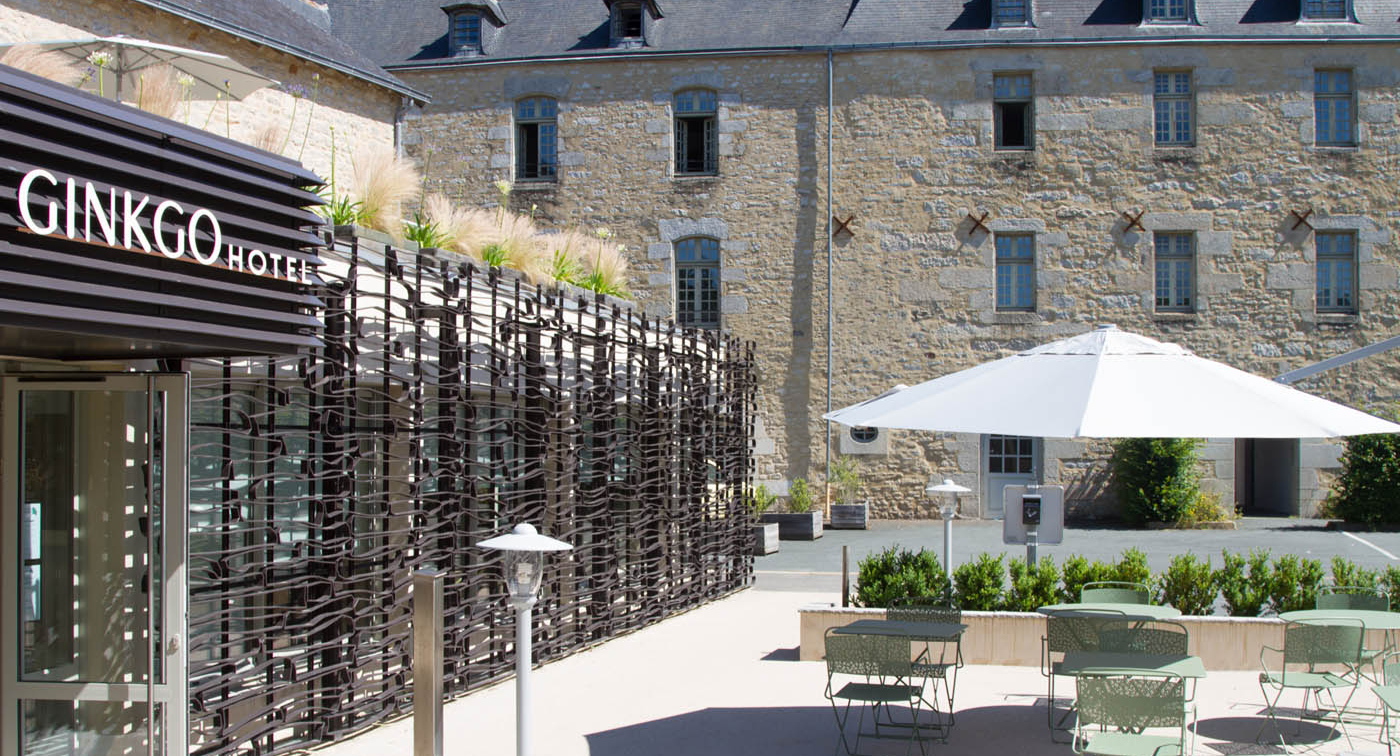 Terrasse de l'hôtel Ginkgo à Quimper pour prendre un petit déjeuner en extérieur avec vue sur le prieure et notre jardin fleuri.