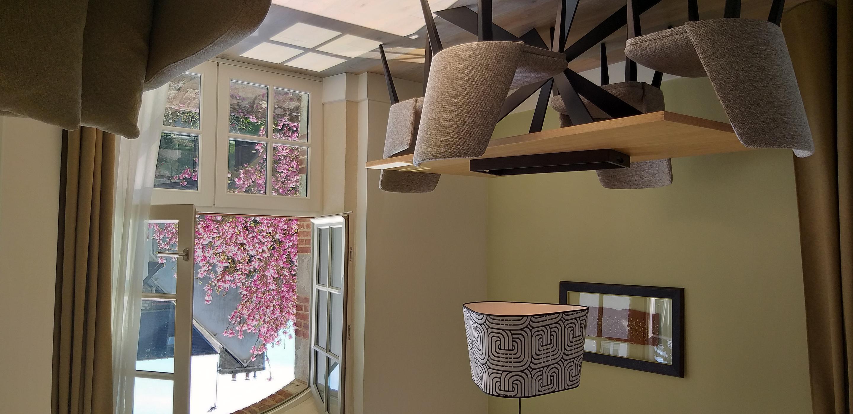 suite 1 table salon.jpg